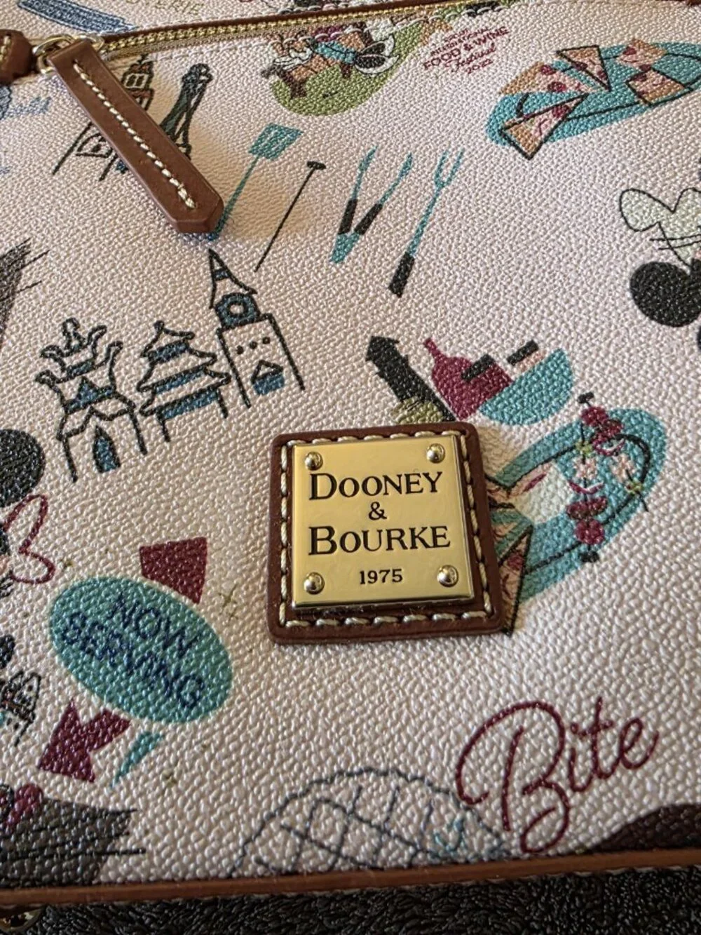 Disney Dooney & Bourke EPCOT Food Wine 2022 Crossbody Bag Mickey Minnie NWT - Picture 8 of 16